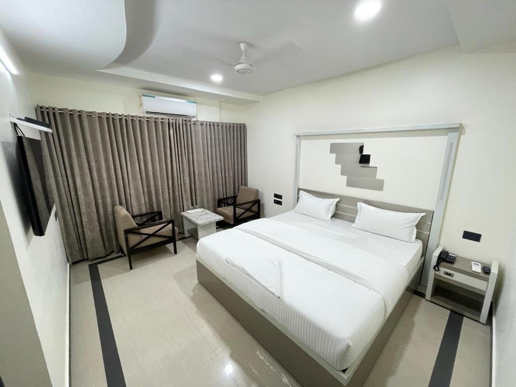 Sr Hotel Anakāpalle Esterno foto